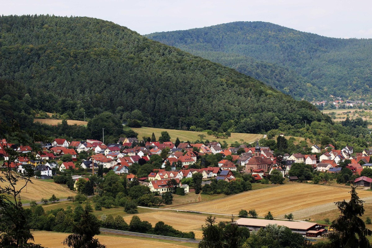 Dorf zwischen Hügeln